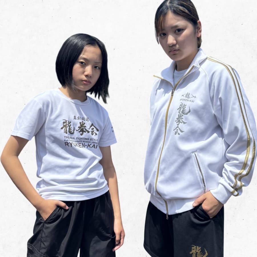 空手の白いTシャツとジャージを着た2人女性（公式グッズ）