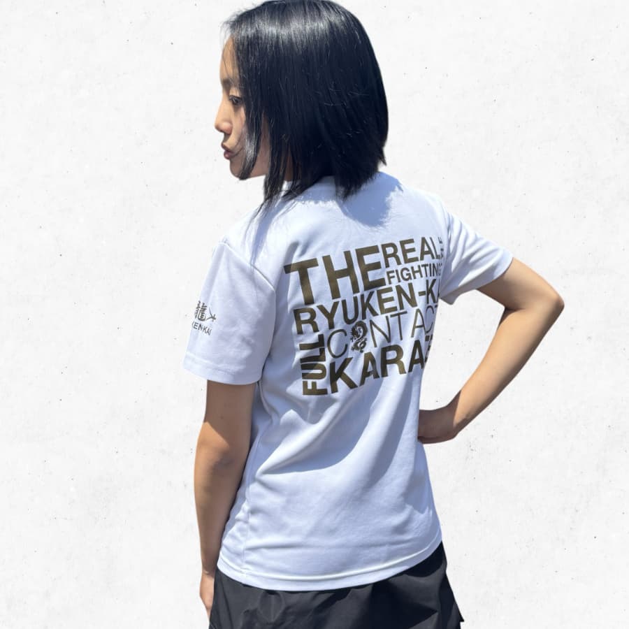 空手の白いTシャツを着た女の子（公式グッズ）