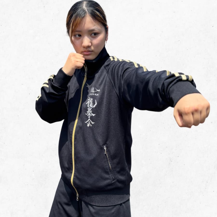 空手の黒いとジャージを着た女性（公式グッズ）