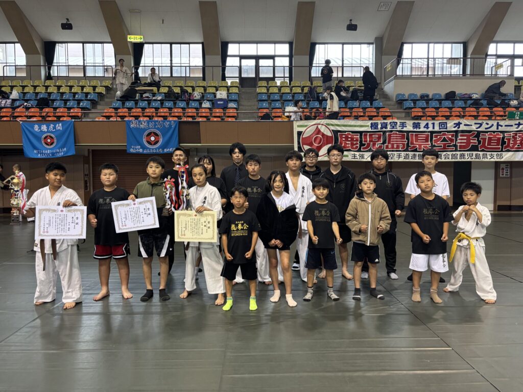 龍拳会の入賞者達の集合写真