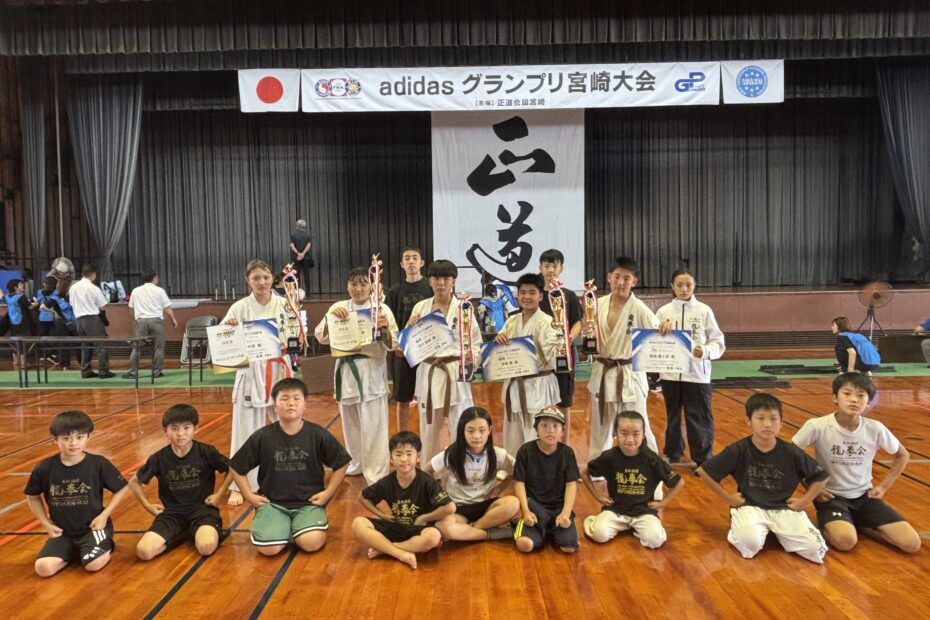 adidasグランプリ大会前で道場生達と集合写真