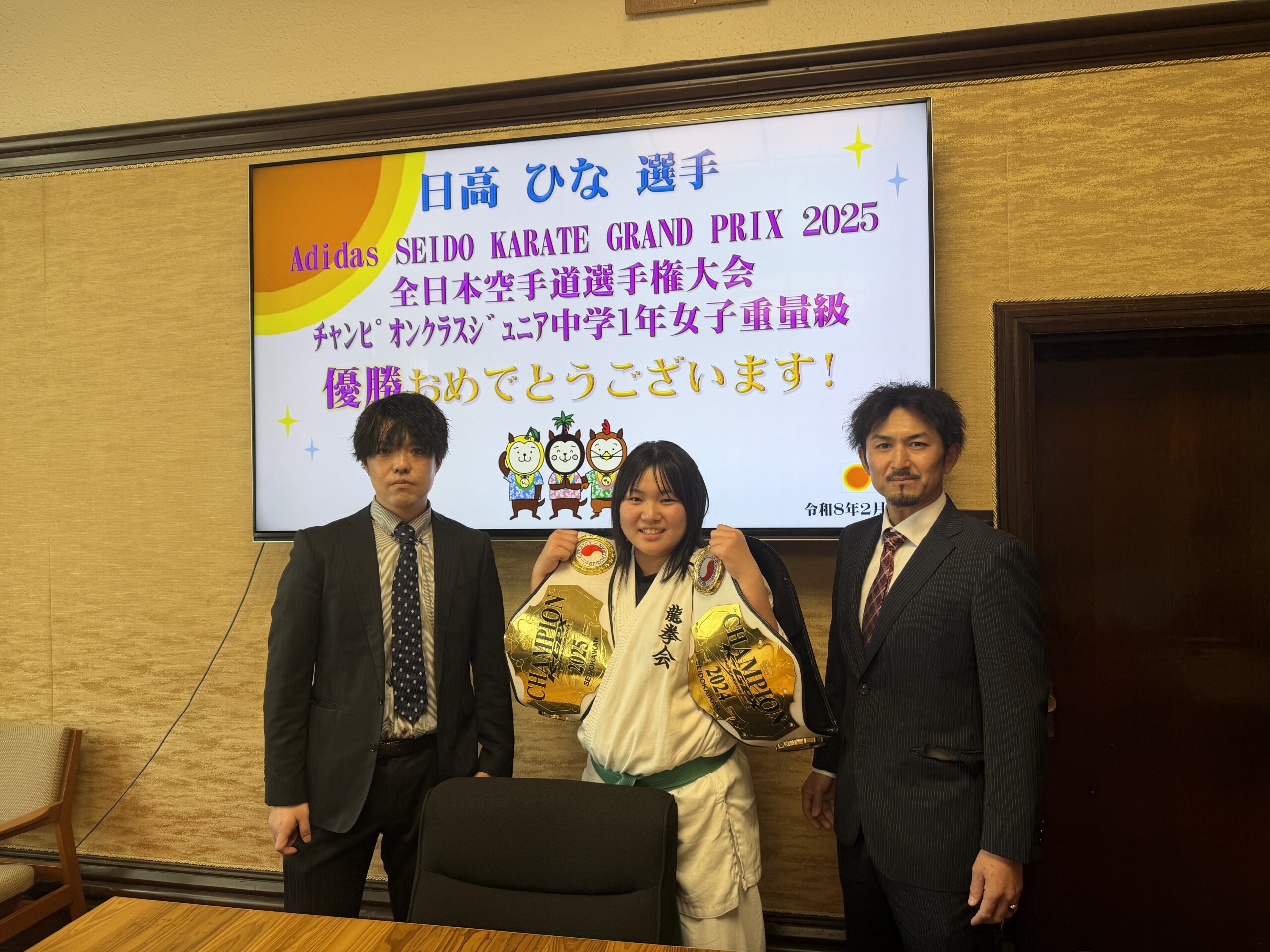 宮崎県知事の表敬訪問前に記念撮影