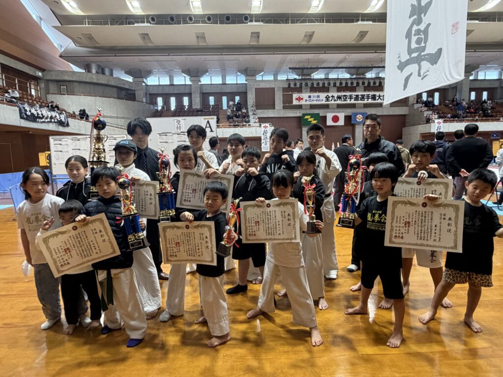 宮崎県武道館で開催された全九州空手道選手権大会に出場した龍拳会道場生の集合写真