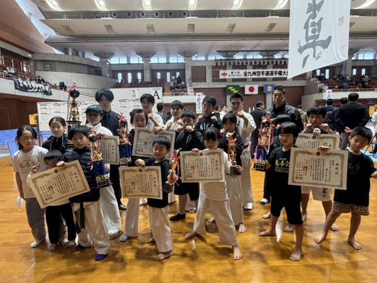 宮崎県武道館で開催された全九州空手道選手権大会に出場した龍拳会道場生の集合写真