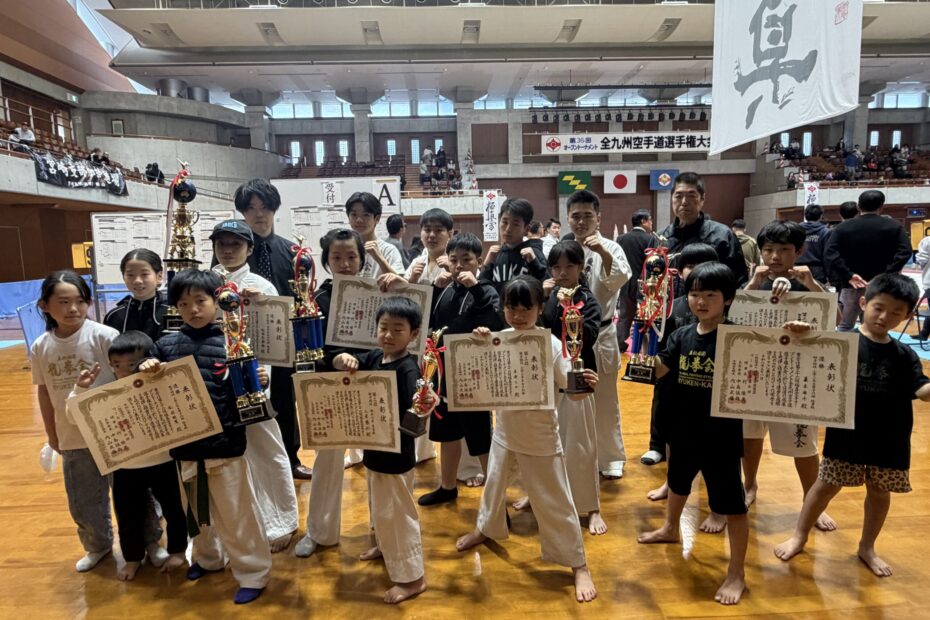 宮崎県武道館で開催された全九州空手道選手権大会に出場した龍拳会道場生の集合写真