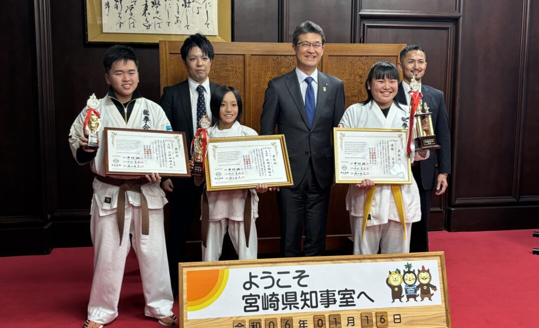 宮崎県知事と大会で入賞した選手