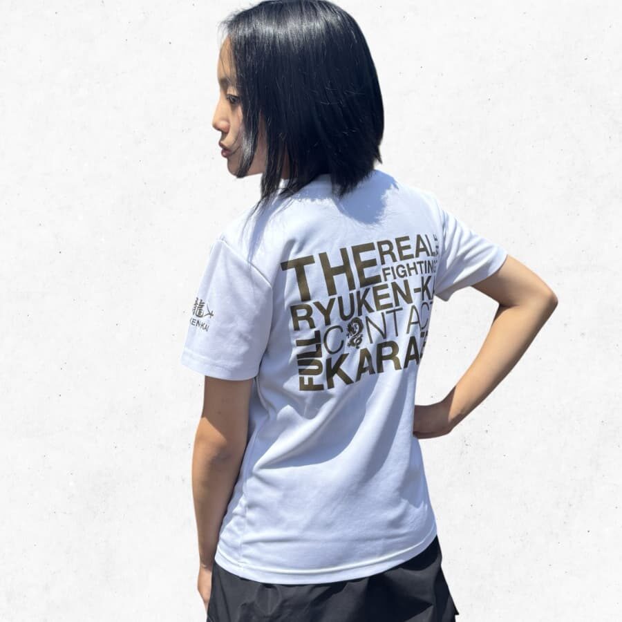 空手の白いTシャツを着た女の子（公式グッズ）